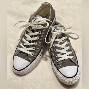 New. Only tried on. Gray color Converse